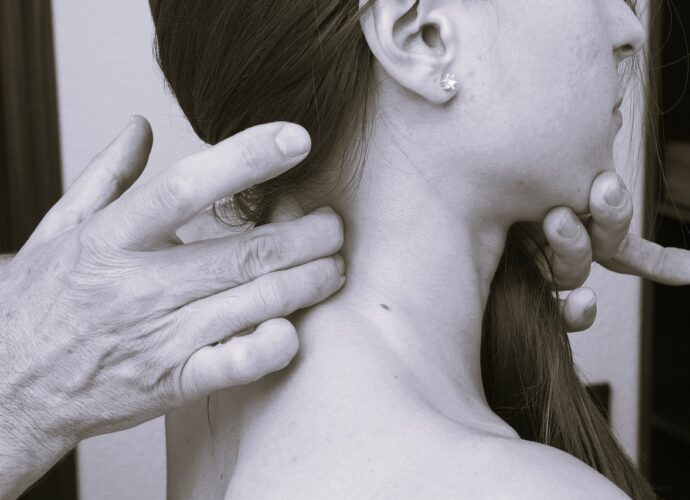 Schmerzfrei durch den Tag: Erfolgreiche Strategien für Nackenschmerzen
